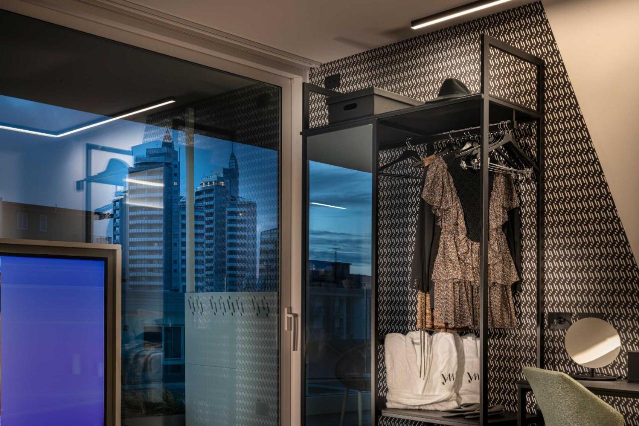 J44 Lifestyle Hotel Lido di Jesolo Exterior foto A wardrobe lift