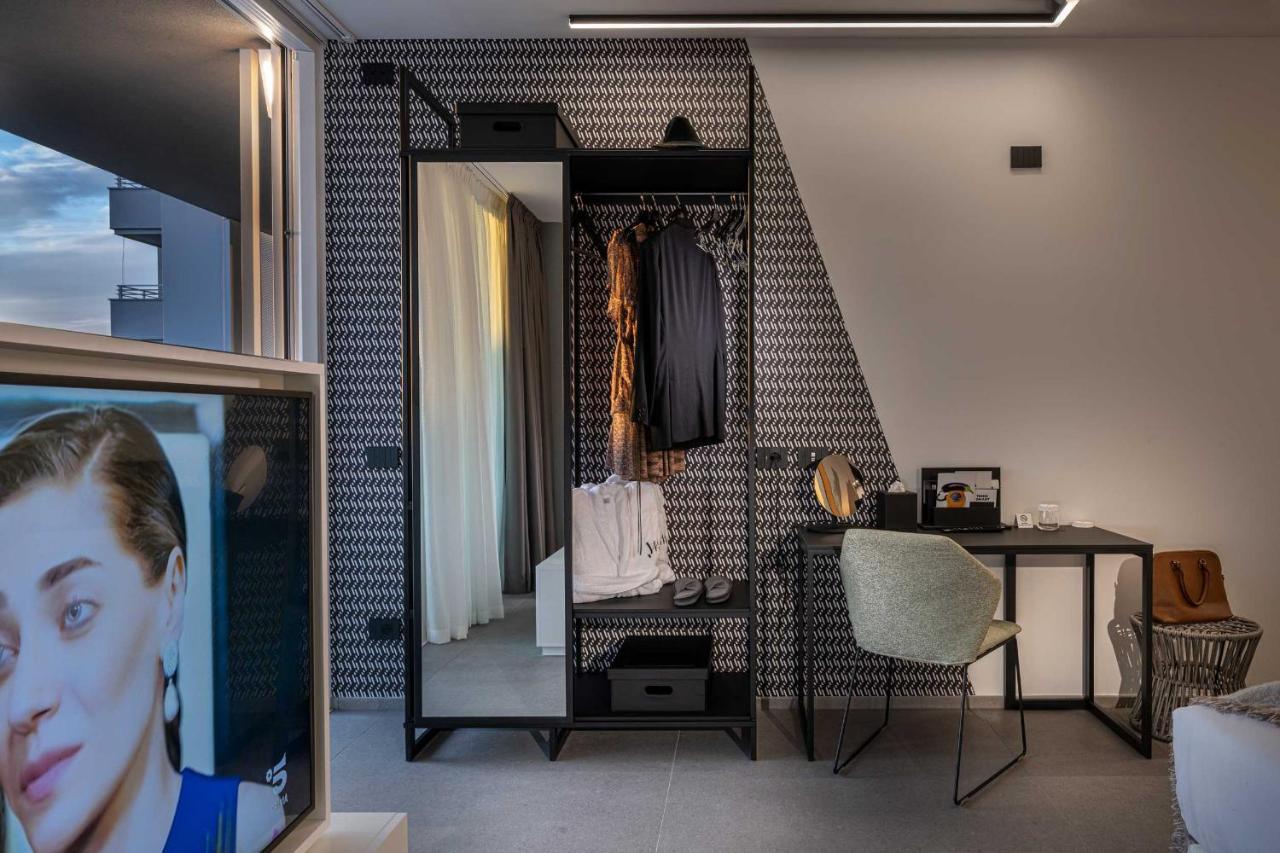 J44 Lifestyle Hotel Lido di Jesolo Exterior foto The interior of a medical practice in the UK