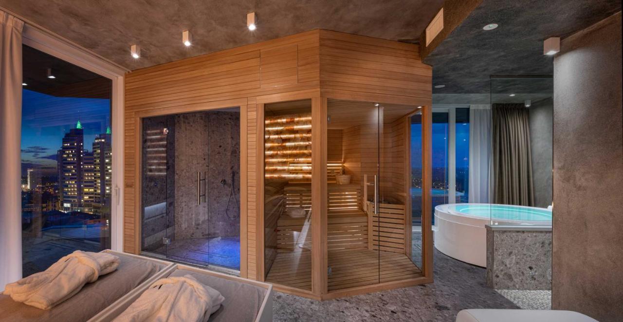J44 Lifestyle Hotel Lido di Jesolo Exterior foto A modern Finnish sauna