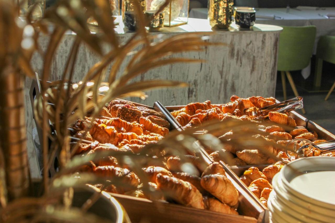 J44 Lifestyle Hotel Lido di Jesolo Exterior foto Croissants at a buffet