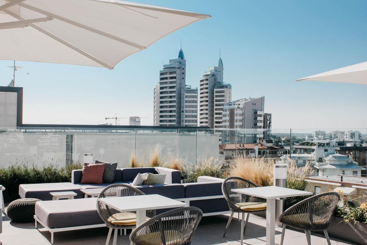 J44 Lifestyle Hotel Lido di Jesolo Exterior foto The rooftop lounge at the Hotel