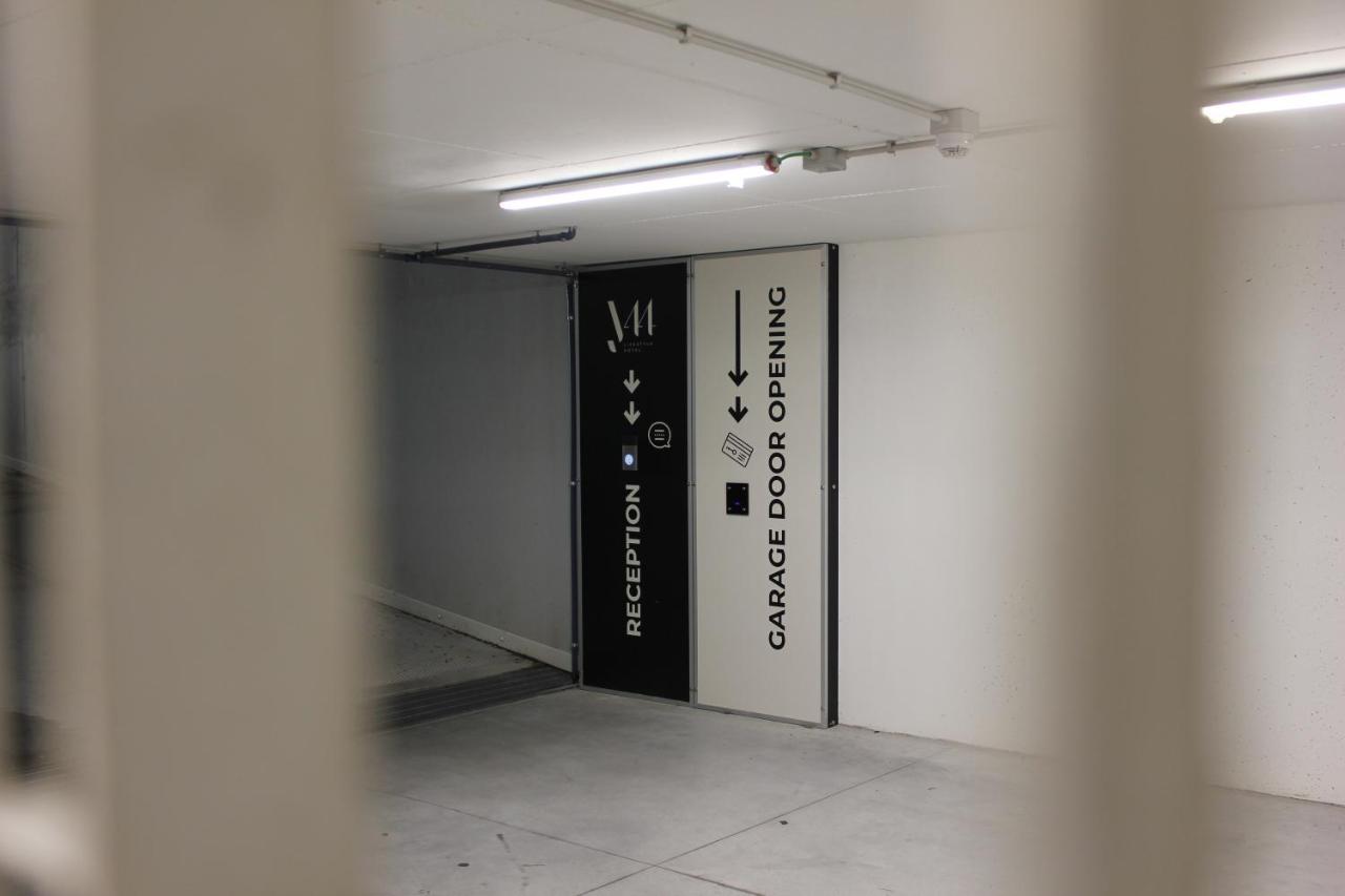 J44 Lifestyle Hotel Lido di Jesolo Exterior foto Automatic door