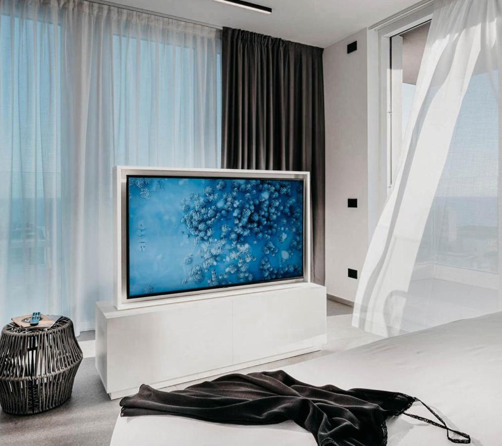J44 Lifestyle Hotel Lido di Jesolo Exterior foto A hidden television