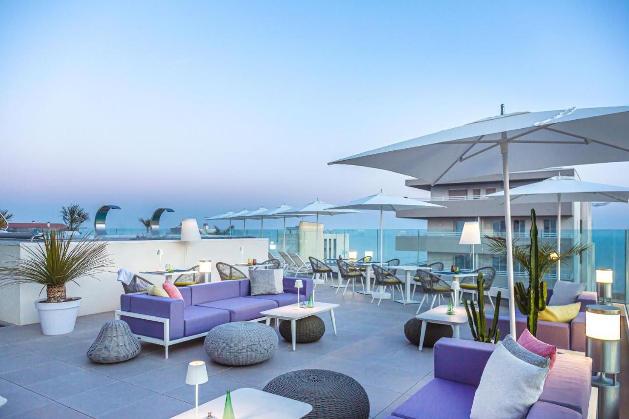 J44 Lifestyle Hotel Lido di Jesolo Exterior foto The rooftop bar at the hotel