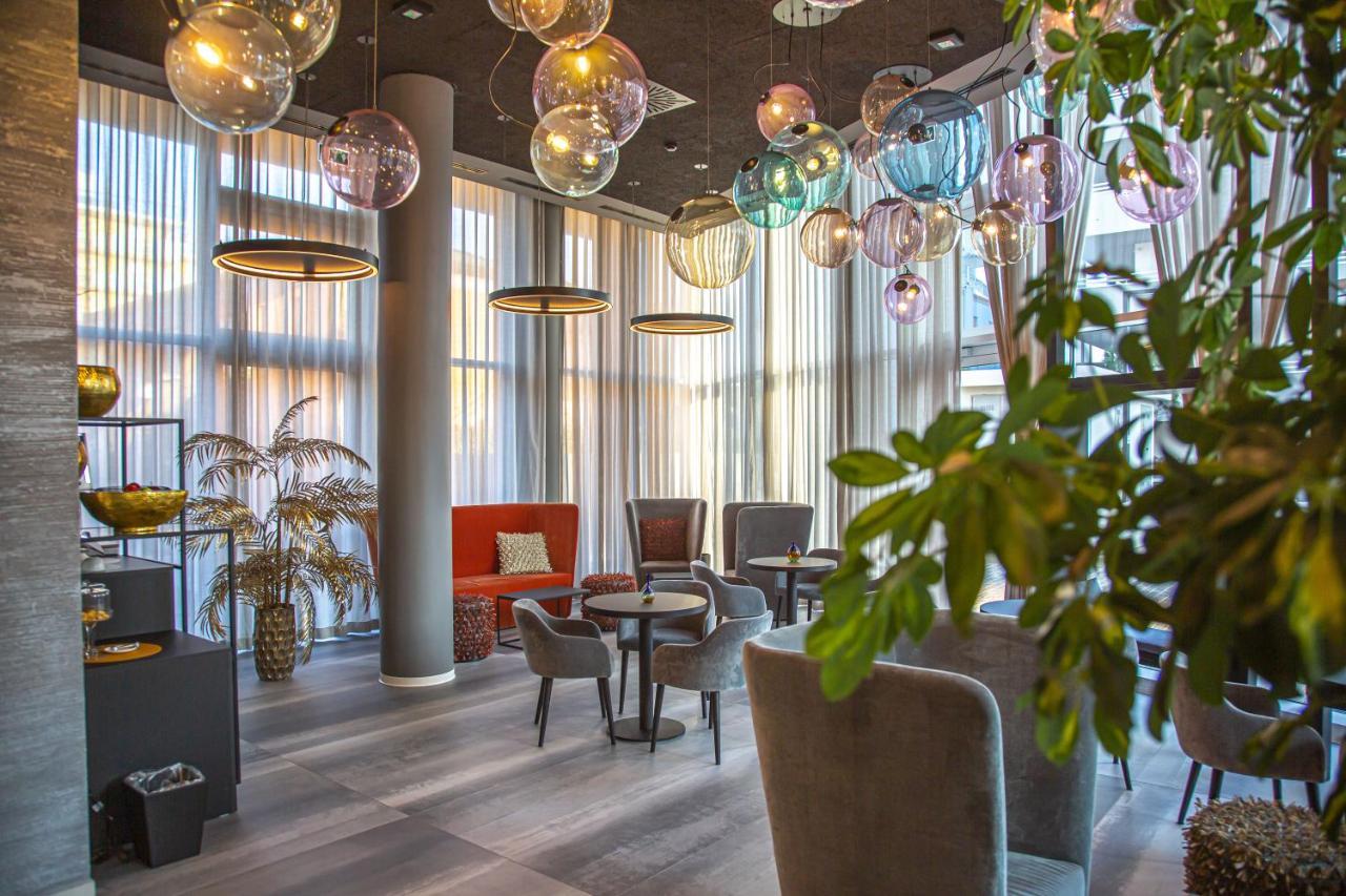 J44 Lifestyle Hotel Lido di Jesolo Exterior foto The lounge at the airport