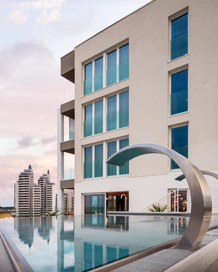 J44 Lifestyle Hotel Lido di Jesolo Exterior foto The Infinity Pool at The Ivy