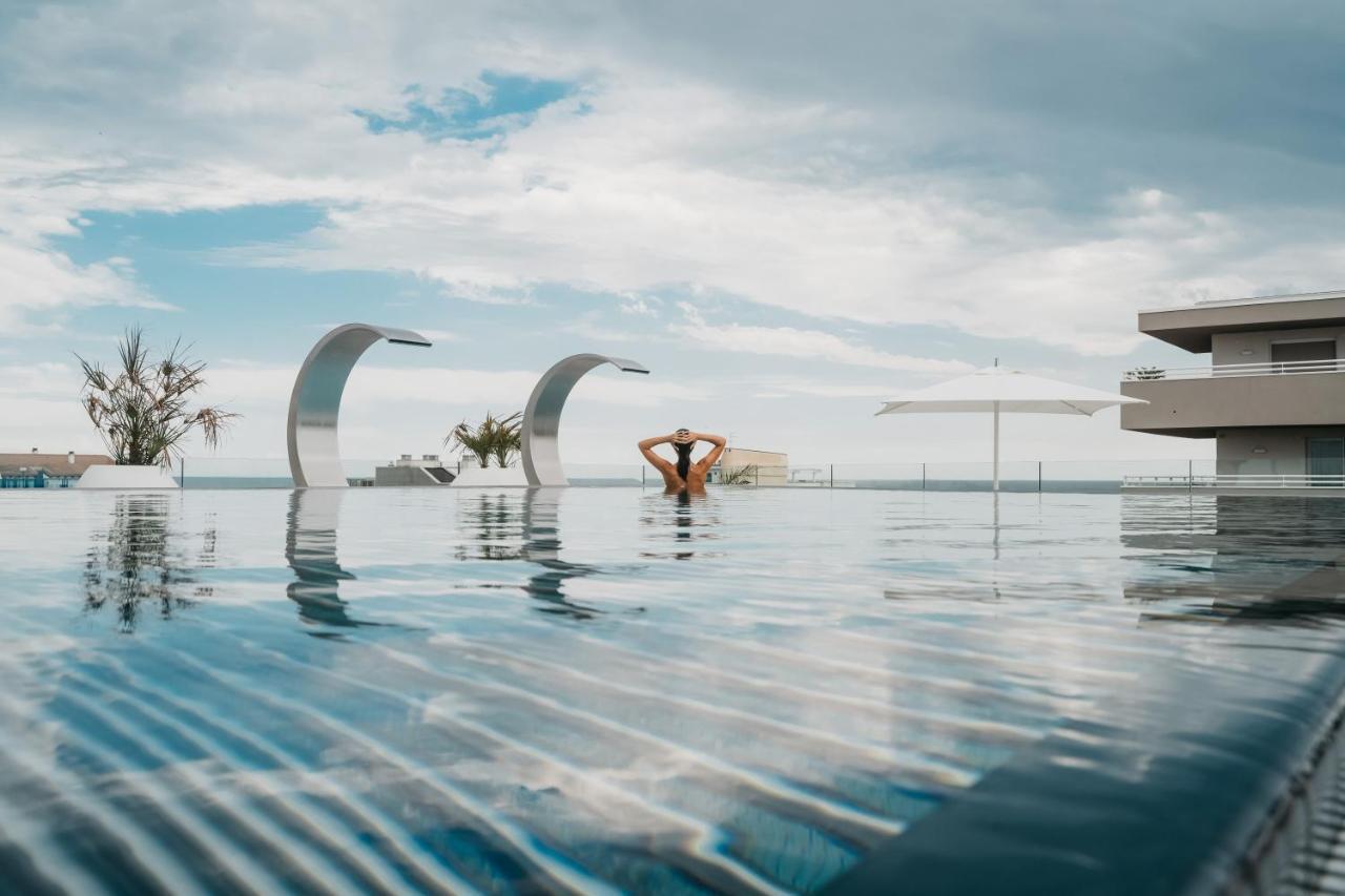 J44 Lifestyle Hotel Lido di Jesolo Exterior foto Infinity pool at the hotel