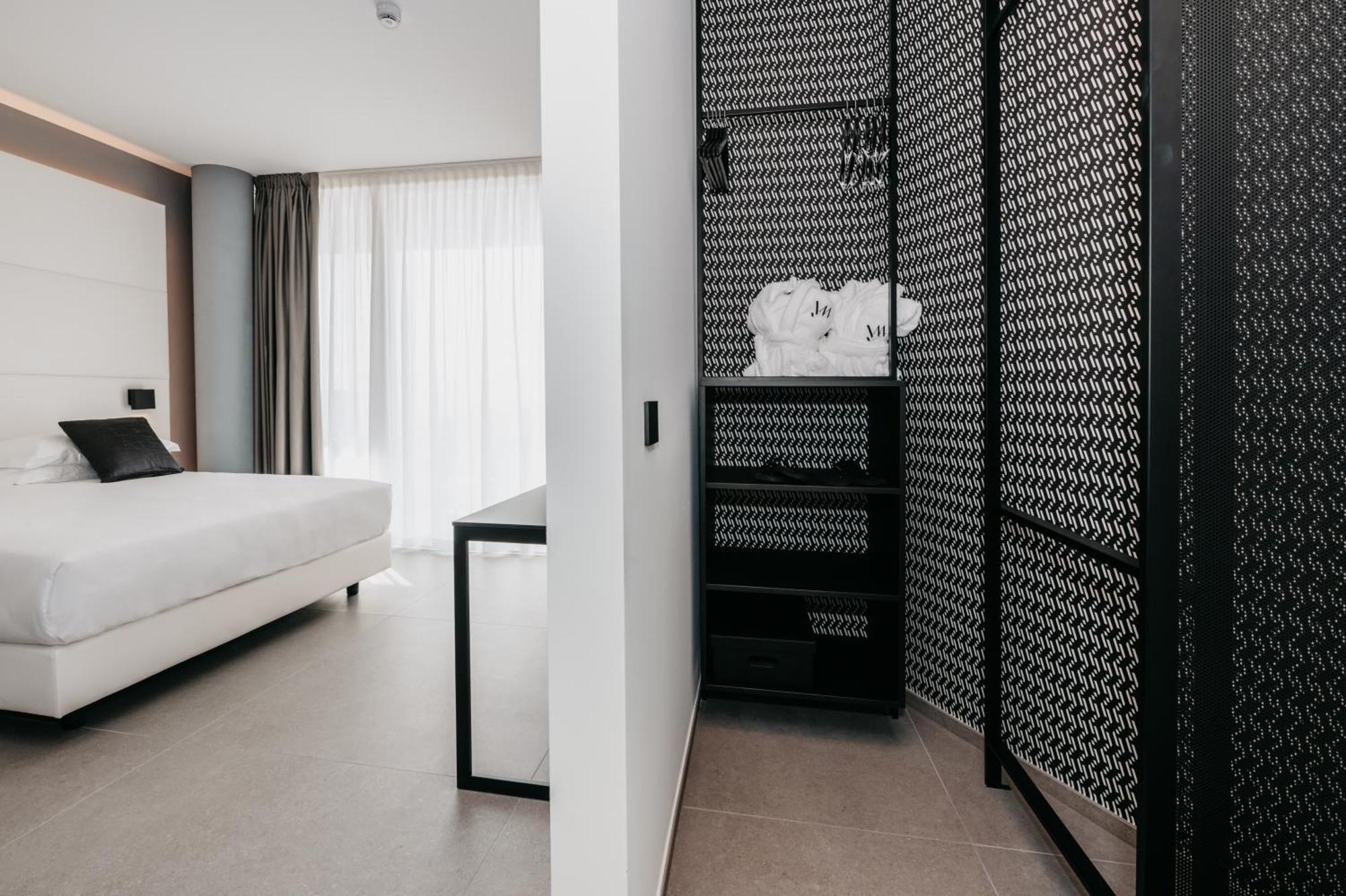 J44 Lifestyle Hotel Lido di Jesolo Exterior foto A room at the hotel