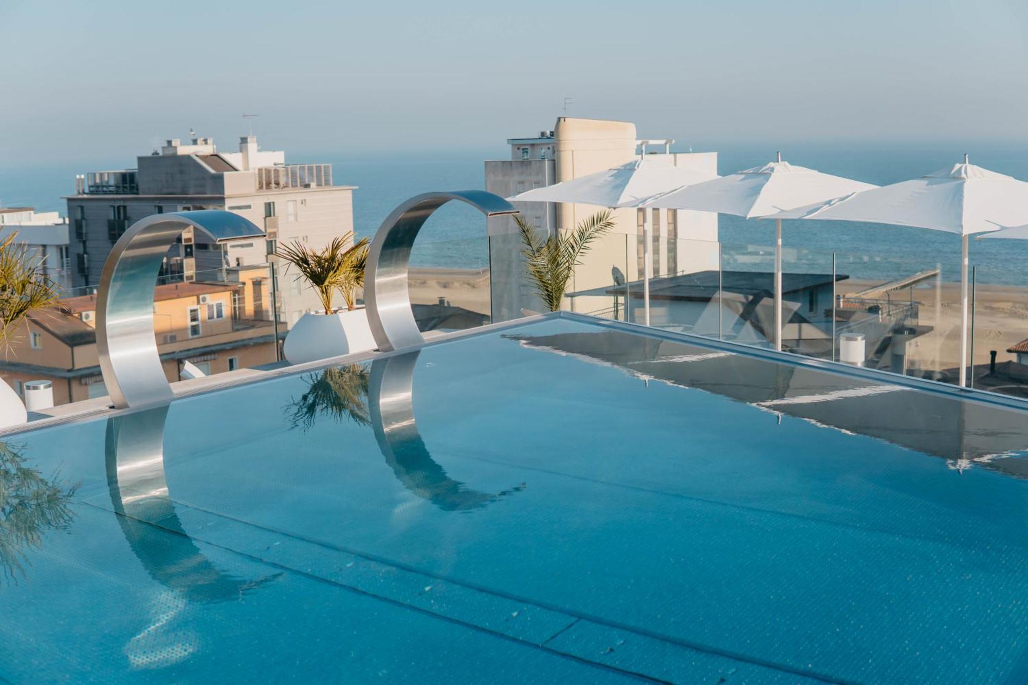 J44 Lifestyle Hotel Lido di Jesolo Exterior foto The rooftop pool at the hotel