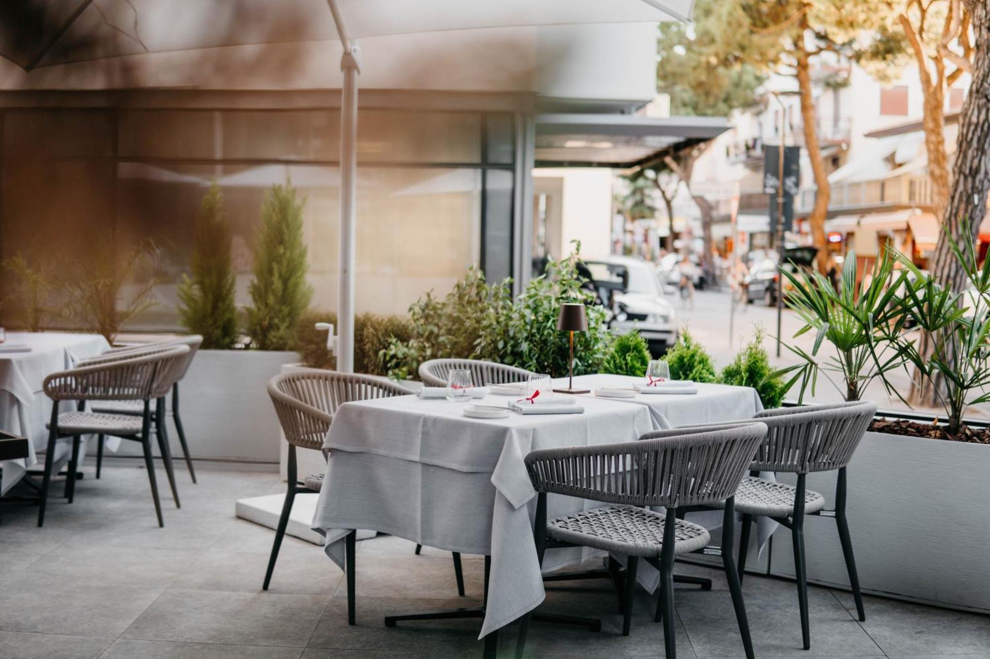 J44 Lifestyle Hotel Lido di Jesolo Exterior foto Restaurant