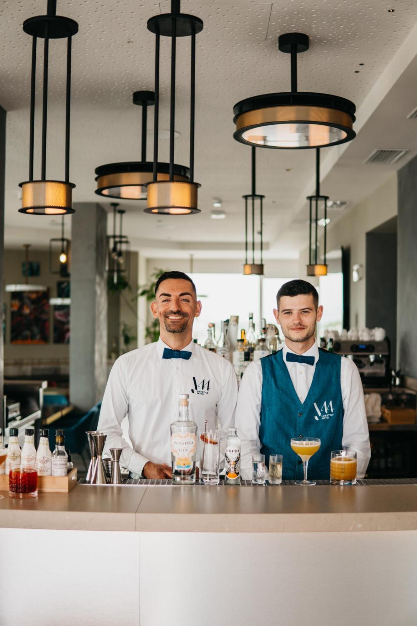 J44 Lifestyle Hotel Lido di Jesolo Exterior foto The bar at the MÖVENPICK Hotel in Belgrade