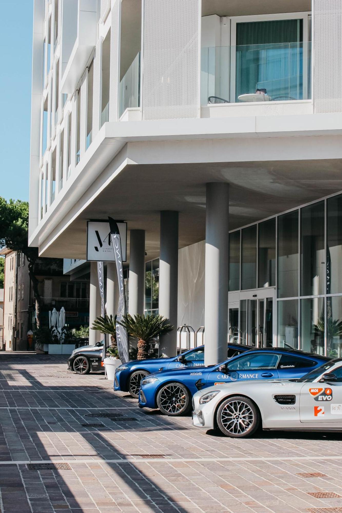 J44 Lifestyle Hotel Lido di Jesolo Exterior foto The entrance of the hotel